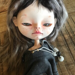 Kishi, custom poupée blythe, ooak, piece unique, petite âme, dark hair. image 5