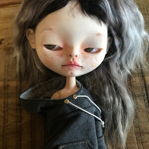 Kishi, custom poupée blythe, ooak, piece unique, petite âme, dark hair. image 3