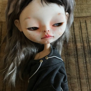 Kishi, custom poupée blythe, ooak, piece unique, petite âme, dark hair. image 1