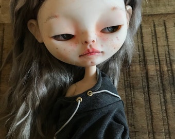 Kishi, custom poupée blythe, ooak, piece unique, petite âme, dark hair.