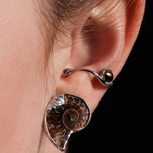 Earcuff with ammonite and dark pearl, silver, handmade, 808S