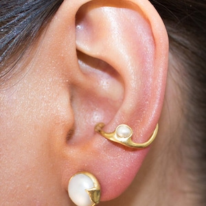 Earcuff-Freshwaterpearl, gold plated ,handmade
