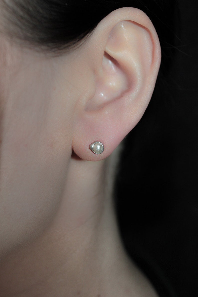round handmade silver Stud earrings with pearls 730S