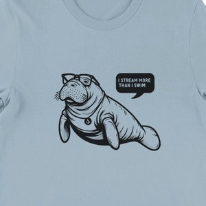 Techie Manatee Stream Tシャツ、ユニセックス、動物愛好家シャツ、面白い動物Tシャツ、男性へのギフト、女性へのギフト