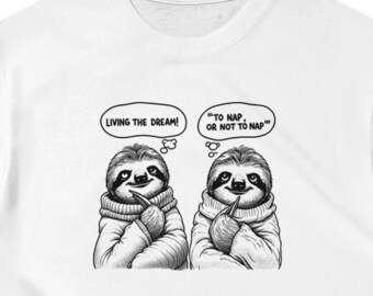 Könnte beinhalten: Weißes T-Shirt mit einem Aufdruck von zwei Faultieren. Ein Faultier denkt "Das Leben genießen!" und das andere denkt "Schlafen oder nicht schlafen."