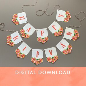 Op de afbeelding: Een slinger met witte vlaggetjes met de rode letters "HAPPY BIRTHDAY". Elk vlaggetje is versierd met een bloemenontwerp in rood, oranje en groen. De slinger is geregen aan een wit en bruin touw.