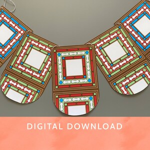 Op de afbeelding: Een printbare banner met zes kleurrijke vlaggetjes met een geometrisch patroon in bruin, rood, groen, blauw en wit. De vlaggetjes zijn met een touwtje verbonden en de tekst "DIGITAAL DOWNLOADEN" staat onderaan de afbeelding.