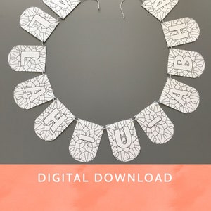 Op de afbeelding: Een printbare zwart-witte banner met de woorden "Happy Birthday" in een decoratief lettertype. De banner bestaat uit afzonderlijke vlaggen met een geometrisch patroon.