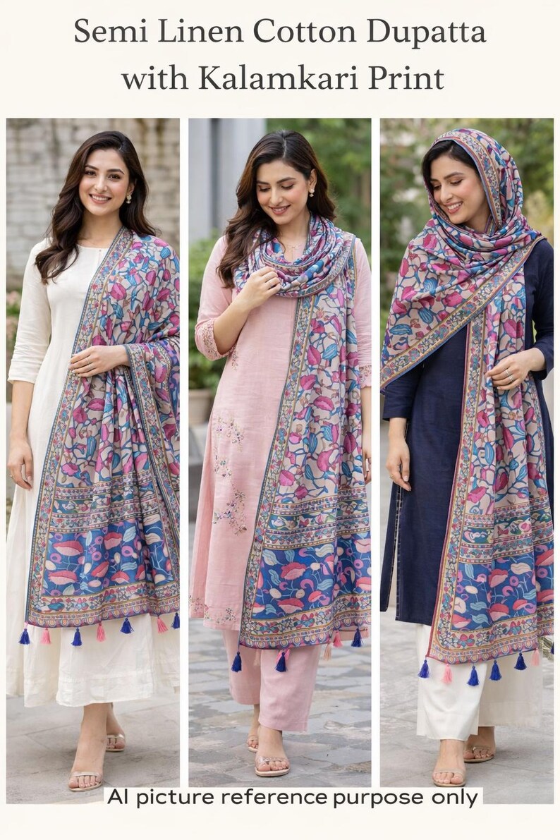 Puede incluir: Dupatta de algod&oacute;n y semi-lino con estampado Kalamkari. La imagen muestra a tres mujeres que llevan bufandas coloridas con un dise&ntilde;o floral en tonos azules, rosas y beige. Las bufandas tienen un borde con borlas. Las mujeres llevan diferentes atuendos.