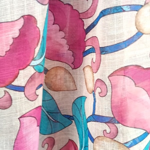 Puede incluir: Primer plano de una tela con un estampado floral. El dise&ntilde;o presenta elementos rosas, marrones y turquesas sobre un fondo crema. El patr&oacute;n incluye flores estilizadas, hojas y l&iacute;neas curvas, creando una est&eacute;tica fluida y org&aacute;nica.
