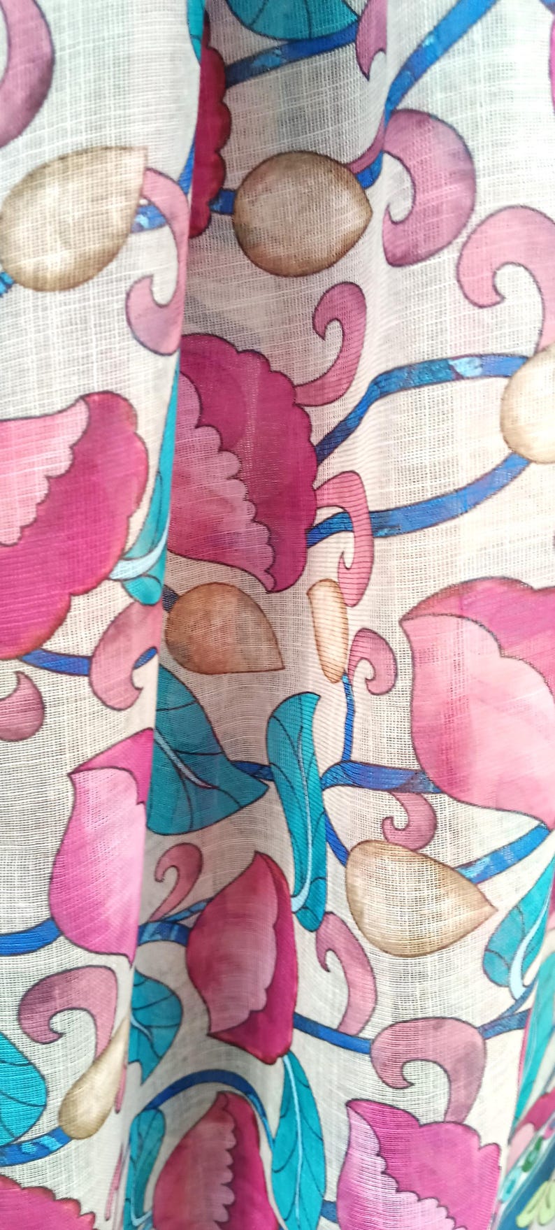 Puede incluir: Primer plano de una tela con un estampado floral. El dise&ntilde;o presenta elementos rosas, marrones y turquesas sobre un fondo crema. El patr&oacute;n incluye flores estilizadas, hojas y l&iacute;neas curvas, creando una est&eacute;tica fluida y org&aacute;nica.