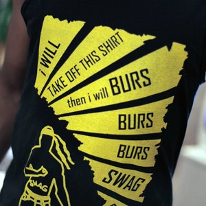 Może przedstawiać: Czarna koszulka na ramiączkach z żółtym wzorem graficznym. Grafika przedstawia stylizowaną postać z tekstem "I will take off this shirt then I will burs burs burs swag".