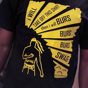 Może przedstawiać: Czarny T-shirt z żółtym wzorem graficznym. Grafika przedstawia sylwetkę osoby z tekstem "I will take off this shirt then I will BURS BURS BURS SWAG GMCFOSHO".