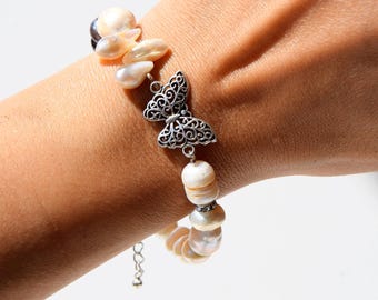 Minimal bracelet with butterfly and naturale pearls, elegant bracelet in white and iridescent purple, boho bracelet with elegant butterfly