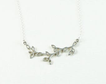 Collar de rama de plata de ley: delicada joyería de hojas