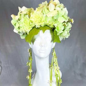 Floraler Kentucky Derby Fascinator: Dramatisches Blüten Headpiece