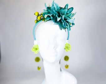 Hoofdband met bloemen en statement oorbellen: Kentucky Derby-zendspoel