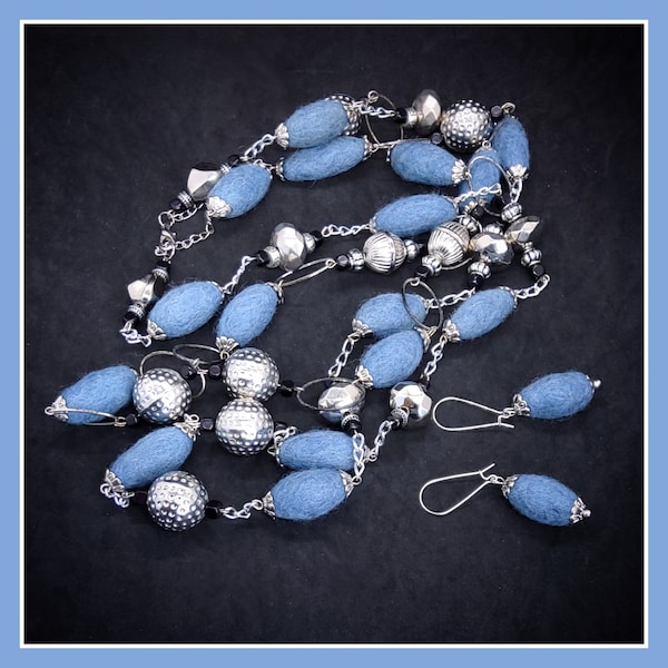 Collana e orecchini in lana feltrata in argento e azzurro OOAK di grande impatto fatti a mano