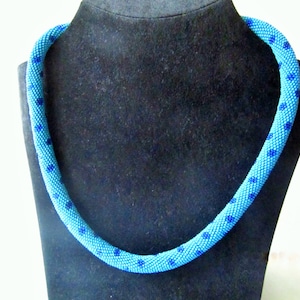 Collana di perle di vetro lavorate all&#39;uncinetto con motivo floreale e chiusura a sfera