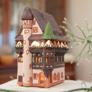 Handgefertigter Teelichthalter aus Keramik – Miniatur des historischen Pfisterhauses in Colmar