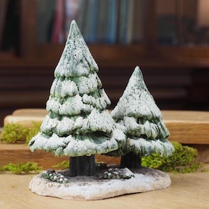 Handgjord keramisk heminredning: Ett par snötäckta julgranar M5 SN