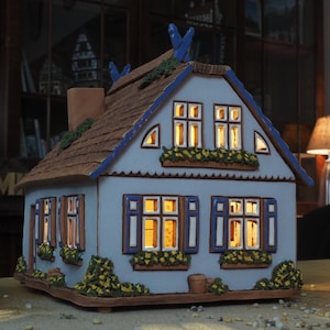 Midene Keramikhus Värmeljusstake Samlarobjekt miniatyrkopia av det ursprungliga timmerhuset i Nida, Litauen, D227