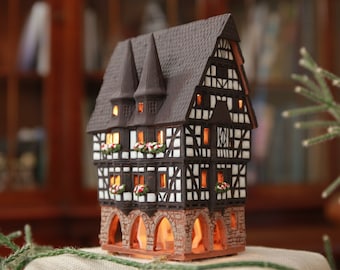 Casa de cerámica Midene Portavelas para velas de té Decoración del hogar Casa en miniatura coleccionable del histórico Ayuntamiento de Alsfeld B210 Tiny House