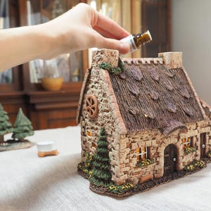 Handgjord värmeljushållare i keramik - Miniatyr av gammalt lantställ i Bretagne, Frankrike