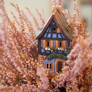 Handgemaakte keramische kegelwierookhouder - miniatuur van historisch huis Fachwerk Winstub in Frankrijk