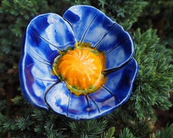Handgemachter keramischer blauer Blumengarten-Pfahl - frostbeständige Rasenkunst