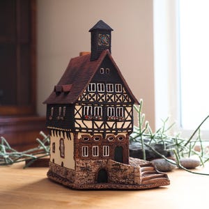 Portavelas de cerámica artesanal - Miniatura del Ayuntamiento de Ortenberg, Alemania D246