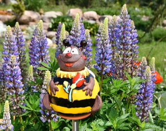 Handgefertigte, frostbeständige Keramik-Hummel mit Blume als Gartenstecker