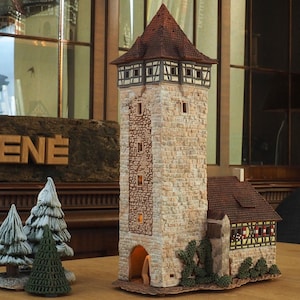 Midene Keramikhus Värmeljusstake Handgjort miniatyrhus replika av det historiska tornet i Rothenburg D256 Tiny House minihus