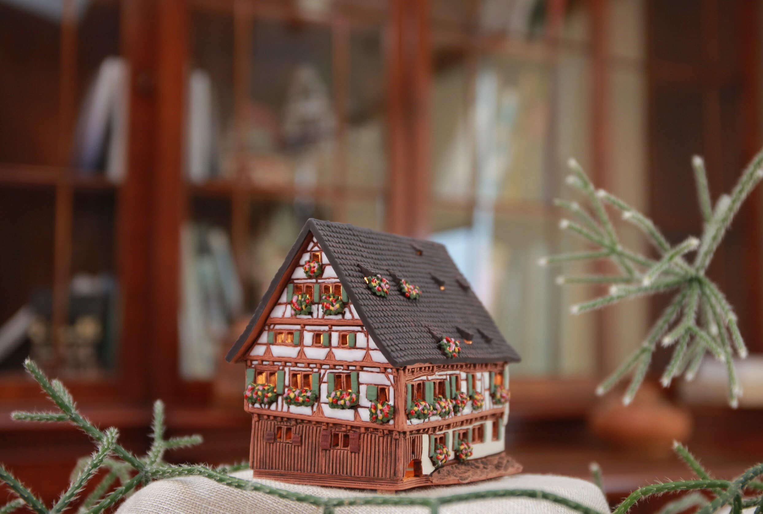 Midene Ceramic house Tea light Candle Holder Home decor miniature house replica of the historic Schiefes Haus in Ulm B257 Tiny House