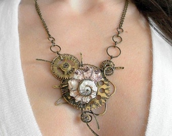 Collar Steampunk, colgante steampunk, colgante steampunk envuelto en alambre, colgante de concha marina, colgante de fósiles, estilo steampunk, regalo para ella