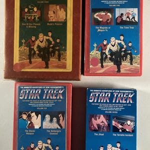 Puede incluir: Cuatro cintas VHS vintage de la serie animada Star Trek. Cada cinta presenta ilustraciones coloridas y títulos de episodios como "One of Our Planets is Missing" y "The Jihad". Las cintas están en su embalaje original.