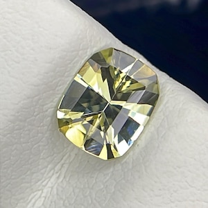 Natuurlijke onverwarmde fancy gele tanzaniet gefacetteerde losse edelsteen, zoisiet. Perfect om elk sieraad op te fleuren. Formaat: 6,4 x 5,1 x 3,4 mm, 0,80 kt