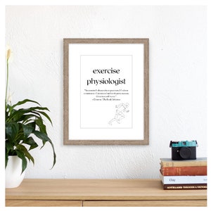 Può includere: Un set di tre tazze in ceramica con finitura opaca e macchiettata. Le tazze sono nei toni del crema, grigio chiaro e grigio scuro. Ogni tazza ha un design semplice e minimalista, ideale per caffè o tè.