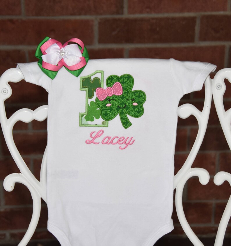 Patrick/'s Day Birthday Outfit Pink and green clover applique top ruffle skirt and hair bow! Baby Girl St