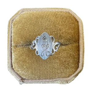 Chevalière ancienne - Or blanc 10 carats - Epoque édouardienne - Lettre « H » et chevalière diamant étoile taille T. 6 - Joaillerie du début des années 1900