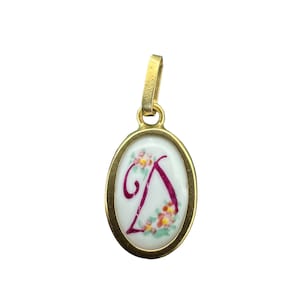 Pingente de sinete letra “D” - Pingente floral revivalista vitoriano pintado à mão em ouro 18k - Por volta de 1970 - Joias finas