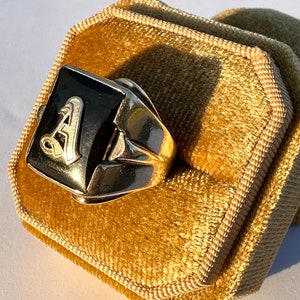 Anillo con sello de la letra A: oro antiguo de 10 k y ónix genuino Anillo con sello de la letra “A” inglesa antigua, talla 10 1/4, década de 1940: joyería fina con estilo