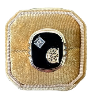 Chevalière lettre C en or 10 carats - époque rétro - chevalière monogramme lettre « C » en onyx véritables et diamants taille. 9 1/2 - Années 40 - Joaillerie raffinée