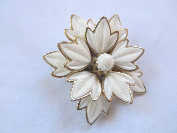 Coro Floral Brooch White Lucite in Gold Tone - image 5