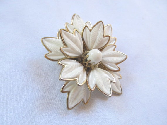 Coro Floral Brooch White Lucite in Gold Tone - image 2