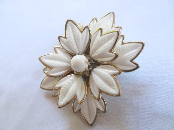 Coro Floral Brooch White Lucite in Gold Tone - image 3