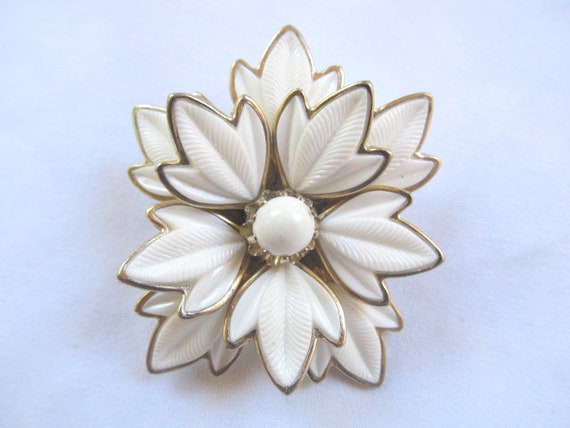 Coro Floral Brooch White Lucite in Gold Tone - image 4
