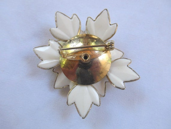 Coro Floral Brooch White Lucite in Gold Tone - image 6