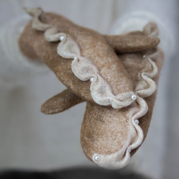 Felted mittens, wool Gloves beige and white SJR art wool winter accessory