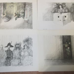 Könnte beinhalten: Vier Schwarzweißillustrationen von Personen in verschiedenen Posen. Das erste Bild zeigt eine Gruppe von Personen in einem Raum mit einem großen Kasten in der Mitte. Das zweite Bild zeigt eine Gruppe von Personen in einem Raum mit einem großen Kasten in der Mitte. Das dritte Bild zeigt eine Gruppe von Personen in einem Raum mit einem großen Kasten in der Mitte. Das vierte Bild zeigt eine Gruppe von Personen in einem Raum mit einem großen Kasten in der Mitte.